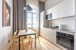 Large retro studio | 1 Schlafzimmer, Verdunkelungsvorhänge, kostenloses WLAN, Bettwäsche