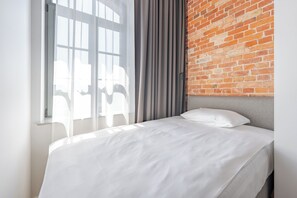 Compact retro studio for single use | Mörkläggningsgardiner, ljudisolering, gratis wi-fi och sängkläder