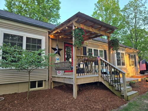 Charming 2-bedroom 1,200 sqft Countryside Suite, sleeps 7.