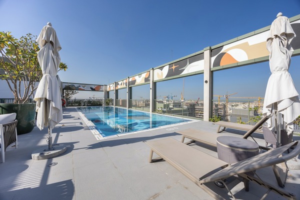 Kolam renang terbuka bermusim, kerusi lepak pantai