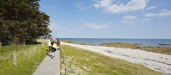 Sea view and direct beach access for 11 people