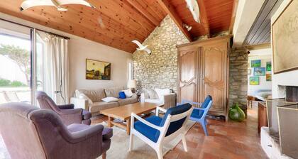 Sea view and direct beach access for 11 people