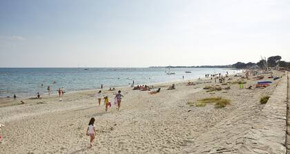 Sea view and direct beach access for 11 people