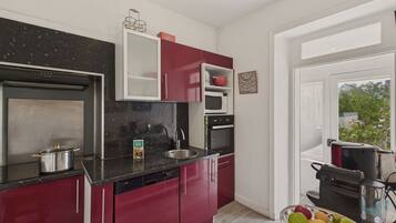 Réfrigérateur, micro-ondes, four, lave-vaisselle