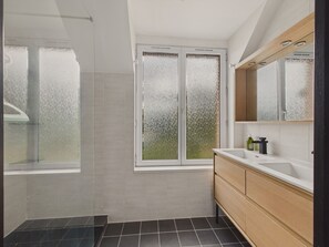 Shower, hair dryer - Lovely house with garden and terrace for 4 (Fouesnant)