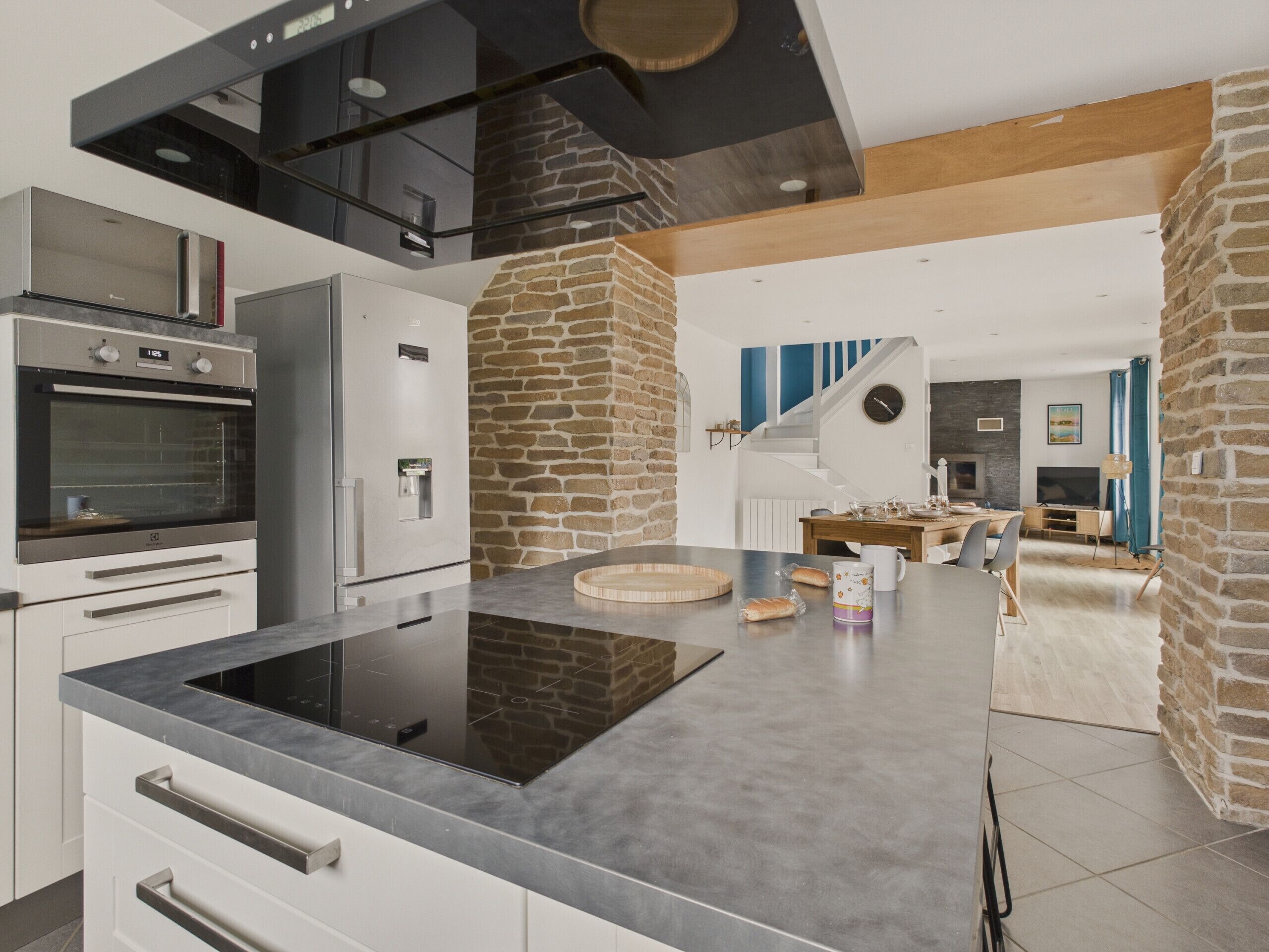 雪櫃、微波爐、焗爐、洗碗機