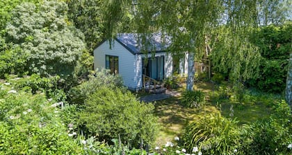 Cozy Retreat in Nature just minutes from Town