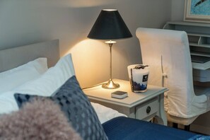 1 habitación, tabla de planchar con plancha y cuna de viaje