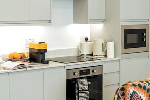 Kühlschrank, Mikrowelle, Wasserkocher mit Kaffee-/Teezubehör