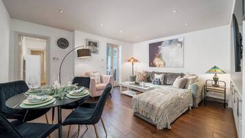 Una televisión, una oficina