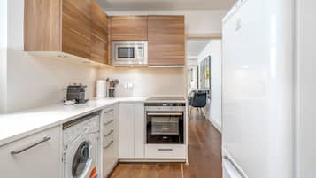 Frigorífico, microondas, horno y placa de cocina