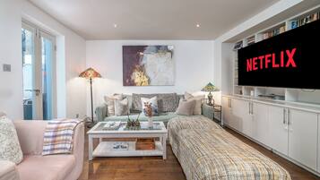 Una televisión, una oficina