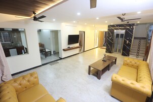 Apartamento de lujo, vistas a la playa | Zona de estar | Televisión LED de 32 pulgadas con canales digitales