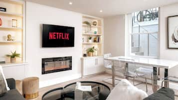 Televisión, chimenea, oficina