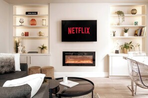 TV, fireplace, offices - Niru Experience Jewel of Ifield Road (Greater London)