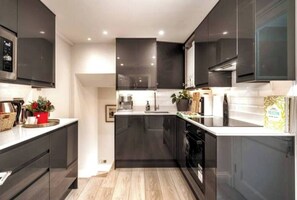 Fridge, microwave, coffee/tea maker, cookware/dishes/utensils - Niru Experience Jewel of Ifield Road (Greater London)