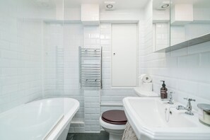 Sèche-cheveux, serviettes fournies