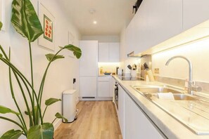 Refrigerador, microondas, horno y cafetera y tetera