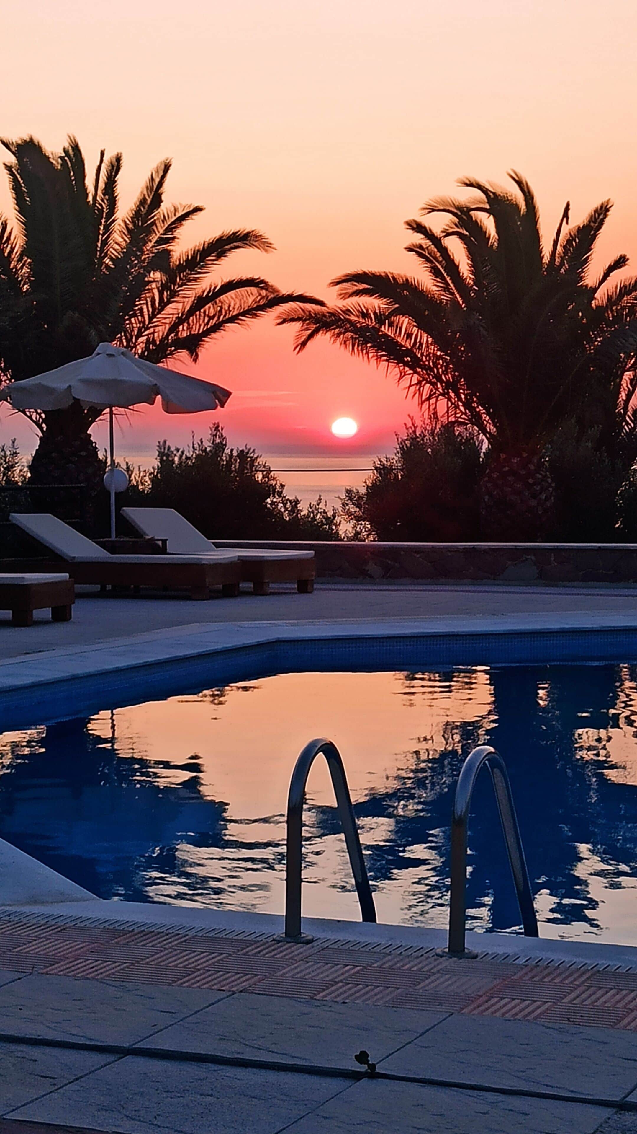 Kolam renang outdoor musiman, dengan payung kolam renang