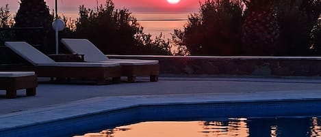 Außenpool (je nach Saison geöffnet), Sonnenschirme, Liegestühle