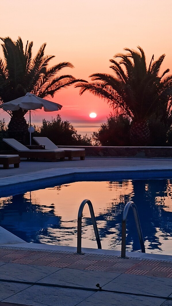 Piscine extérieure (ouverte en saison), parasols de plage