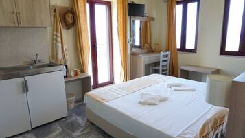 Panoramic Studio, Sea View | In-room safe, soundproofing, WiFi (free), bed sheets