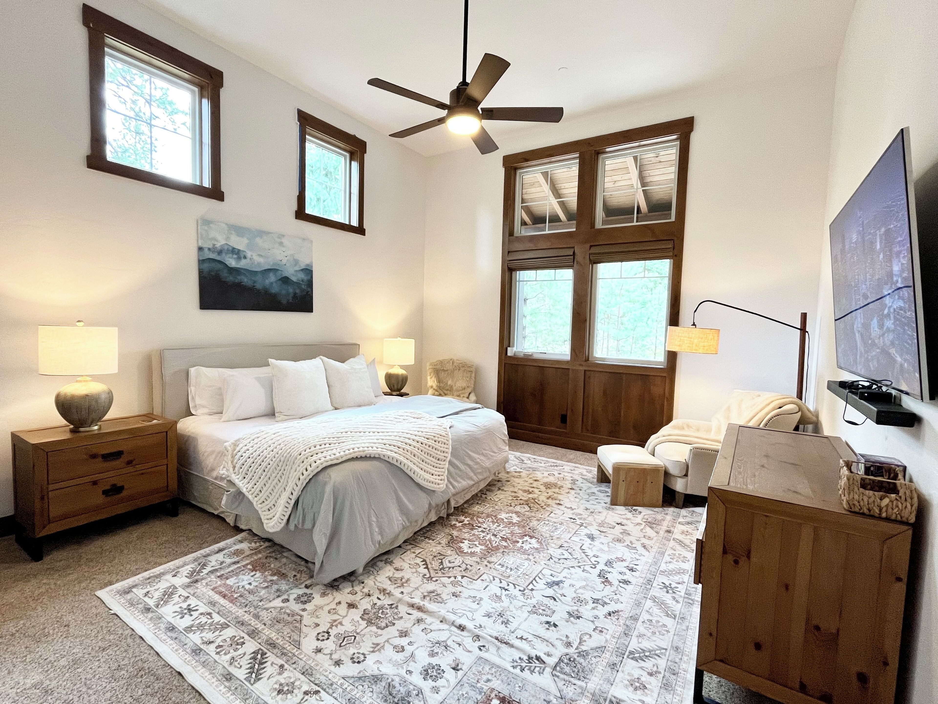 4 bedrooms, iron/ironing board, WiFi, bed sheets