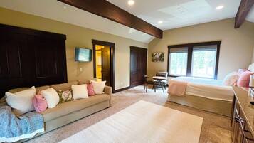 4 bedrooms, iron/ironing board, WiFi, bed sheets