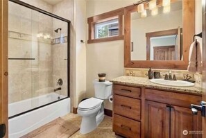 Suihku, hiustenkuivaaja, pyyhkeet, saippua