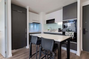 Refrigerador, microondas, horno y parrilla de estufa 