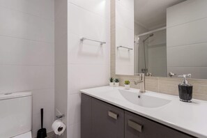 Een douche, een haardroger, handdoeken
