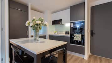 Frigorífico, microondas, horno y placa de cocina