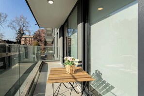 Outdoor dining - Your Modern 2BR Retreat in Providencia (Providencia)