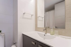 Shower, hair dryer, towels - Luxury 2BR Suite | Providencia Prime City Views (Providencia)