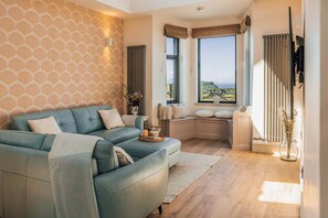 Smart TV, table football, books - Luxury 2-bedroom Cottage with Sea Views & Hot Tub, near Ayr (Ayr)