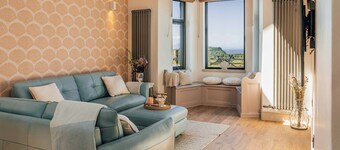 Luxury 2-bedroom Cottage with Sea Views & Hot Tub, near Ayr