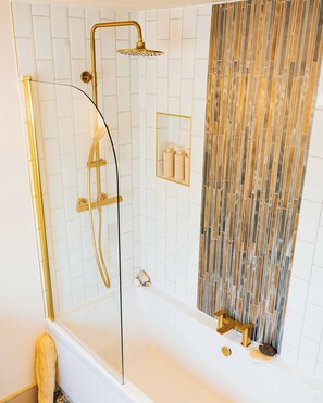 Shower, hair dryer, towels, soap - Luxury 2-bedroom Cottage with Sea Views & Hot Tub, near Ayr (Ayr)