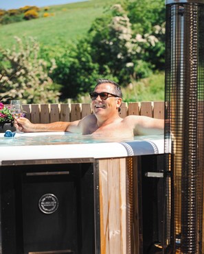 Bañera de hidromasaje al aire libre