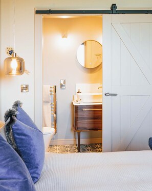 Tabla de planchar con plancha, wifi gratis, ropa de cama