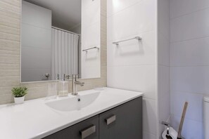 Ducha, secador de pelo y toallas