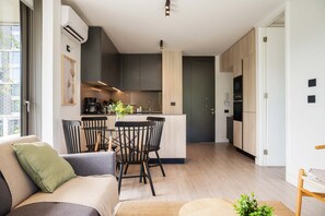 TV, offices - Las Condes Luxe Park & Mall Family Getaway (Las Condes)