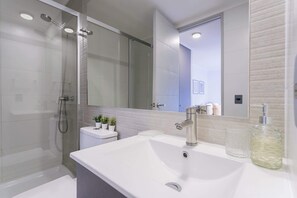 Dusche, Haartrockner, Handtücher