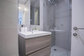 Shower, hair dryer, towels