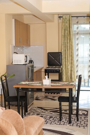 Superior Studio Suite, City View | Private kitchen | Fridge, microwave, cookware/dishes/utensils - Acara Place Kisumu (Kisumu)
