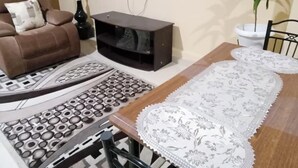 高級開放式套房, 城市景觀 | 起居區 | 32-吋智慧型電視，提供數位頻道