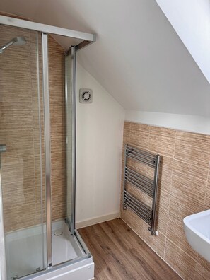 独立别墅 | 浴室 | 淋浴设施、毛巾