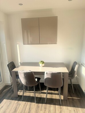 House | Dining - Coventry Chic City House - 3 Beds (Coventry)