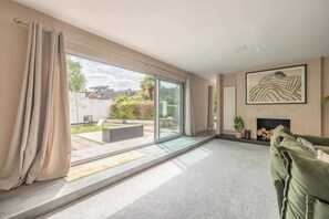 TV - Spacious Family Home near Windsor - By Tempstay (Berkshire)