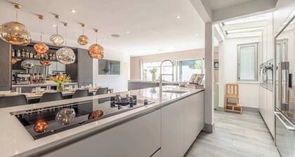 Spacious Family Home near Windsor - By Tempstay