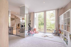 Interior - Spacious Family Home near Windsor - By Tempstay (Berkshire)